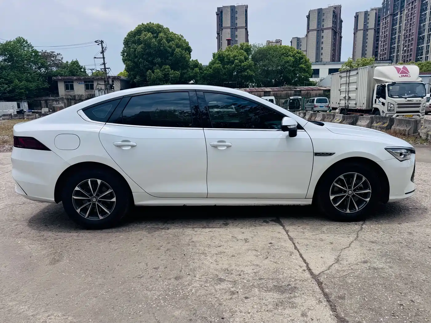 BYD Qin PLUS 2024 Glory Edition DM-i 55KM Leading фото 4