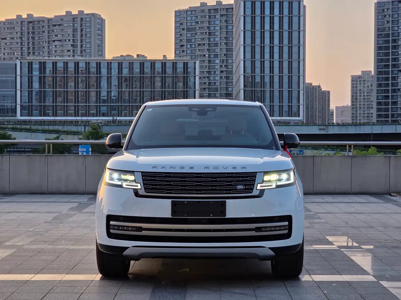 Land Rover Range Rover 2025 3.0 L6 400PS Flourishing Era Extended Wheelbase фото 2