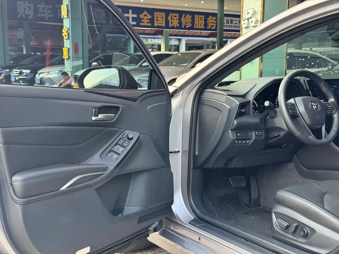 Toyota Avalon 2023 Hybrid 2.5L Luxury Edition фото 6