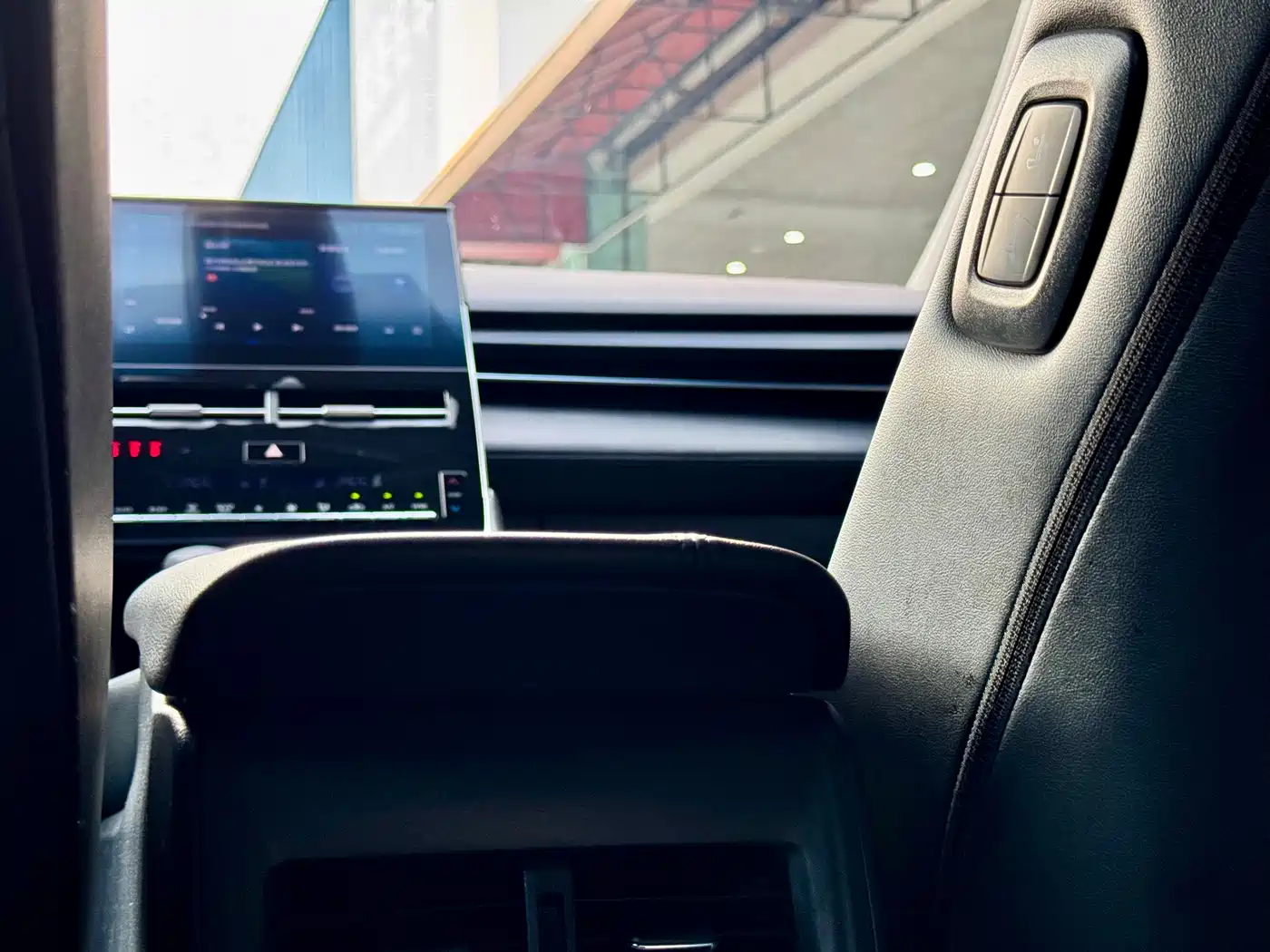 Toyota Avalon 2023 Hybrid 2.5L Luxury Edition фото 16