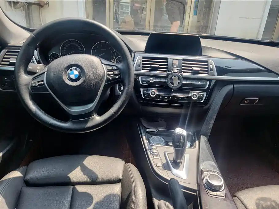 BMW 3 Series GT 2019 320i Fashion Model фото 13