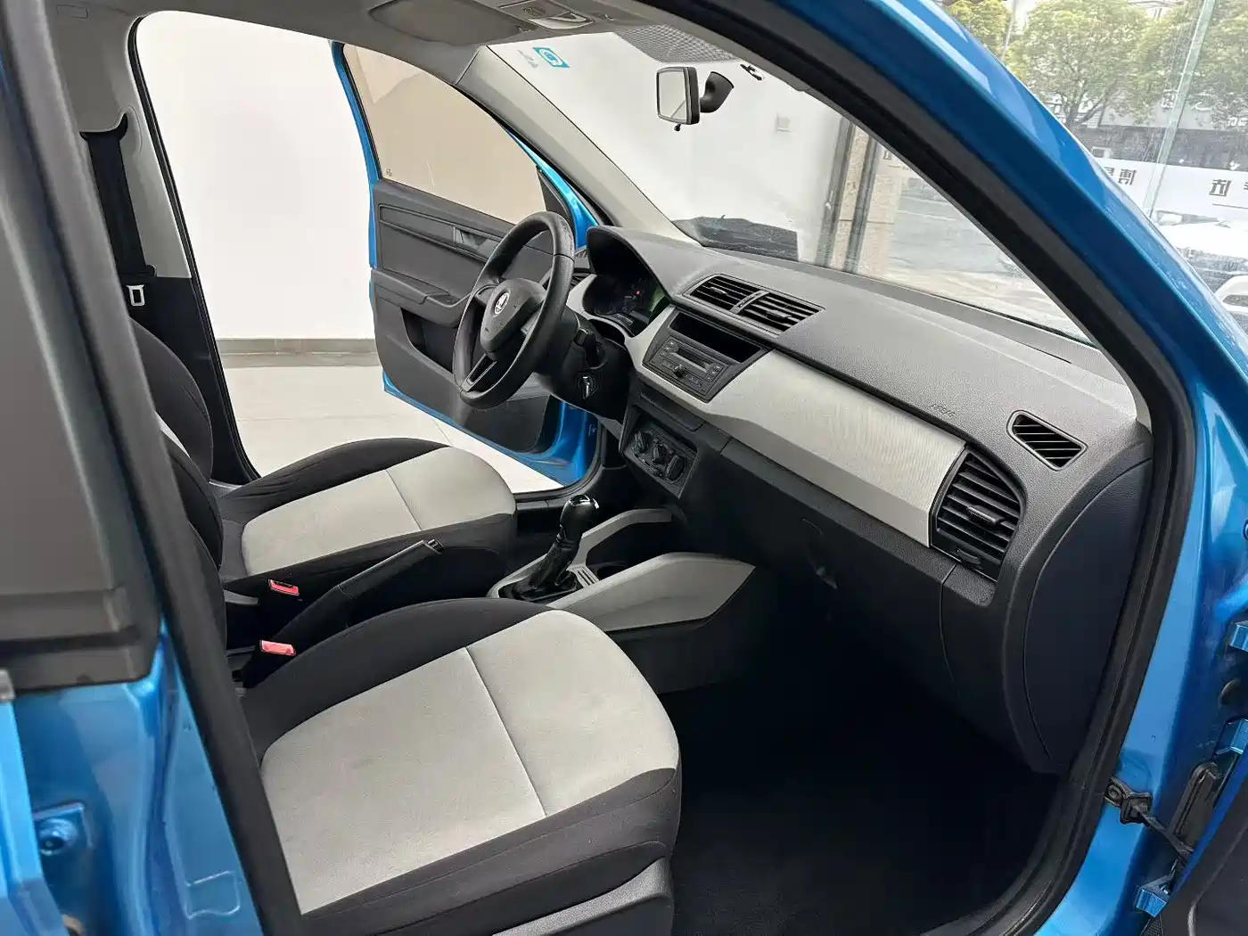 Škoda Fabia 2015 1.4L Automatic Advance Edition фото 4