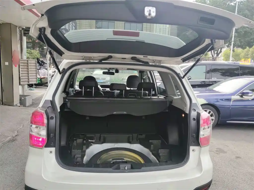 Subaru Forester 2015 2.0i Special Commemorative Edition фото 15