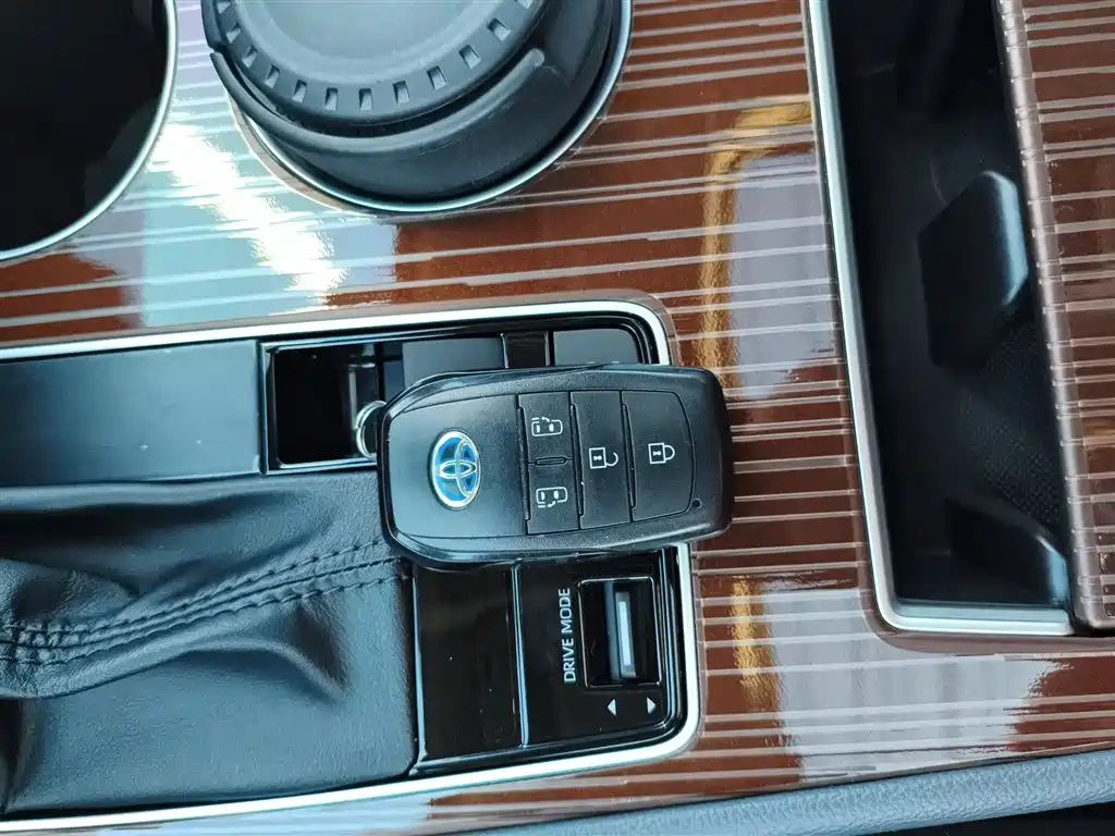 Toyota Granvia 2023 2.5L Hybrid Luxury Edition фото 11