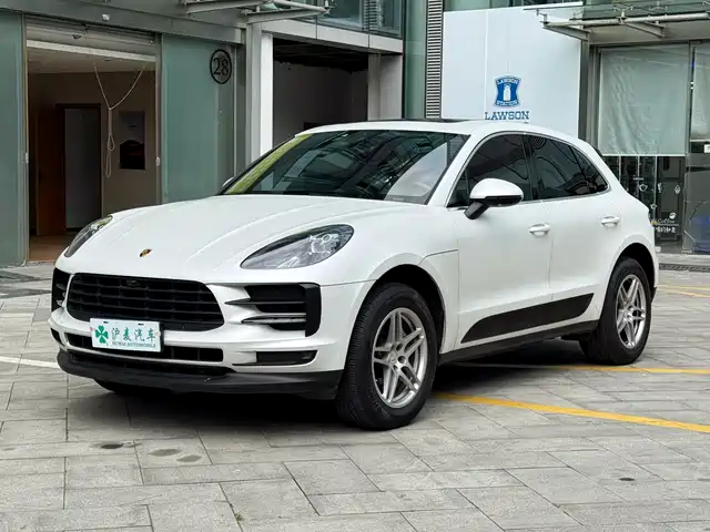 PORSCHE MACAN