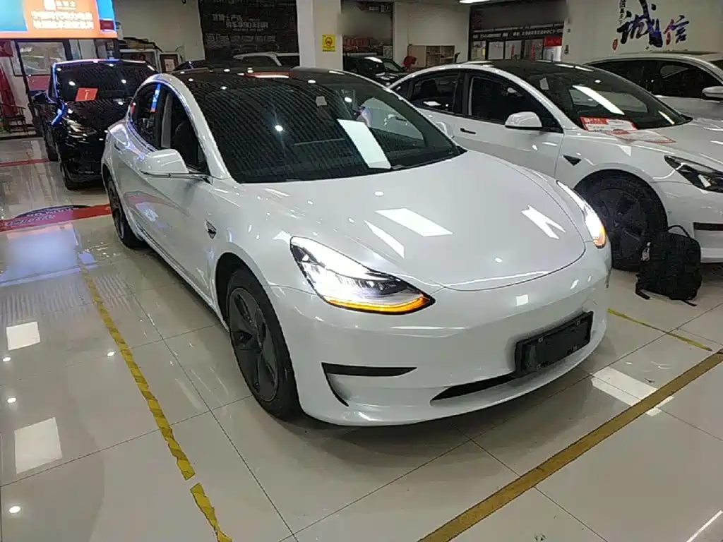 Фото 4 - Tesla Model 3