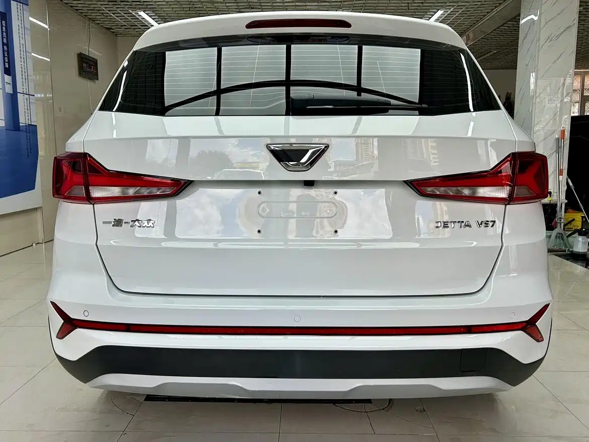 Photo 5 - Jetta VS7