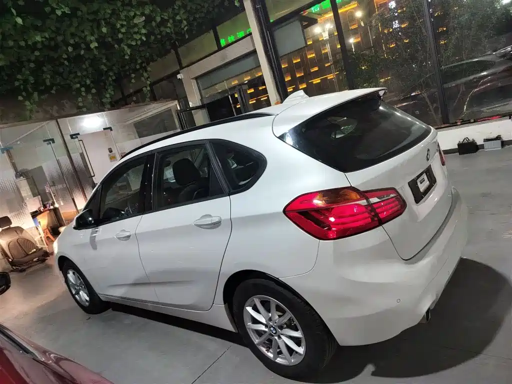 BMW 2 Series Touring 2018 218i Sport Line фото 4