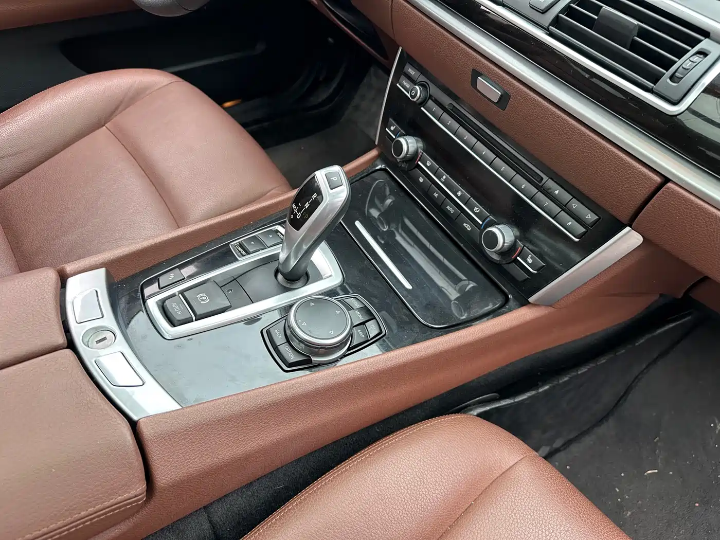 BMW 5 Series GT 2015 528i Leading фото 35
