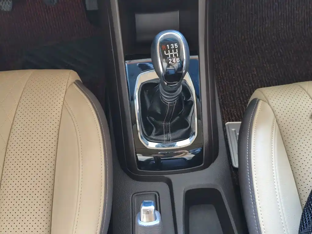 Baojun 310W 2018 2017 1.5L Manual Fashion Edition (China V)