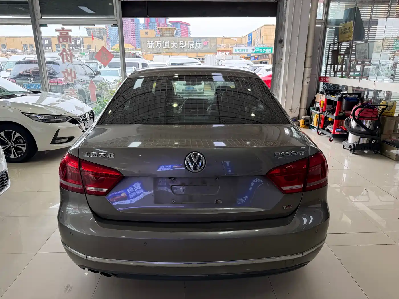 Volkswagen Passat 2014 1.8TSI DSG Luxury Edition фото 5