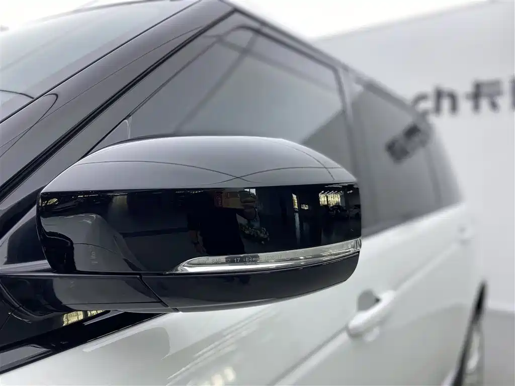 Land Rover Range Rover 2022 3.0 L6 400PS Heritage Extended Classic Edition фото 36