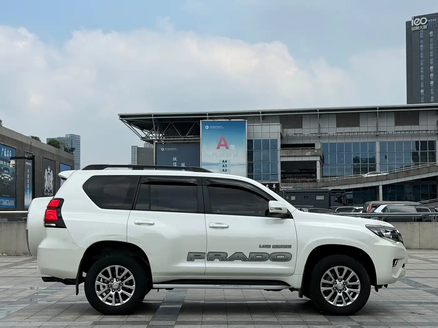 Toyota Prado 2019 2018 3.5L Automatic TX-L NAVI Rear-mounted Spare Tire