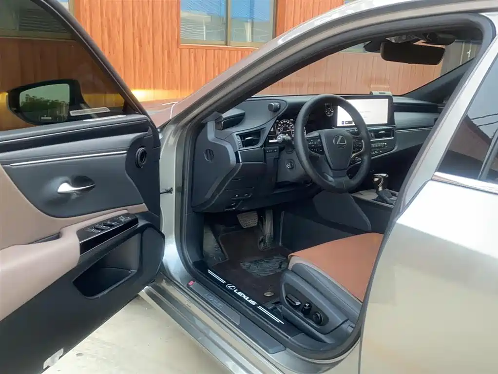 Lexus ES 2023 200 Excellence Edition фото 9