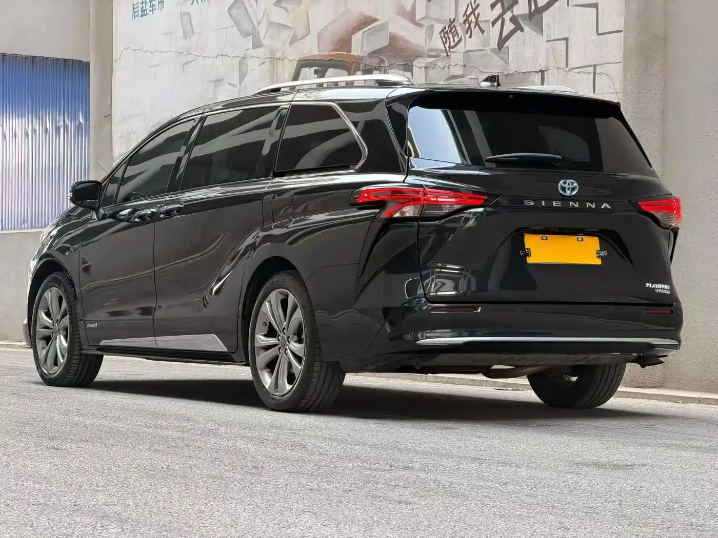 Toyota Sienna 2023 2.5L Hybrid Platinum Edition фото 3