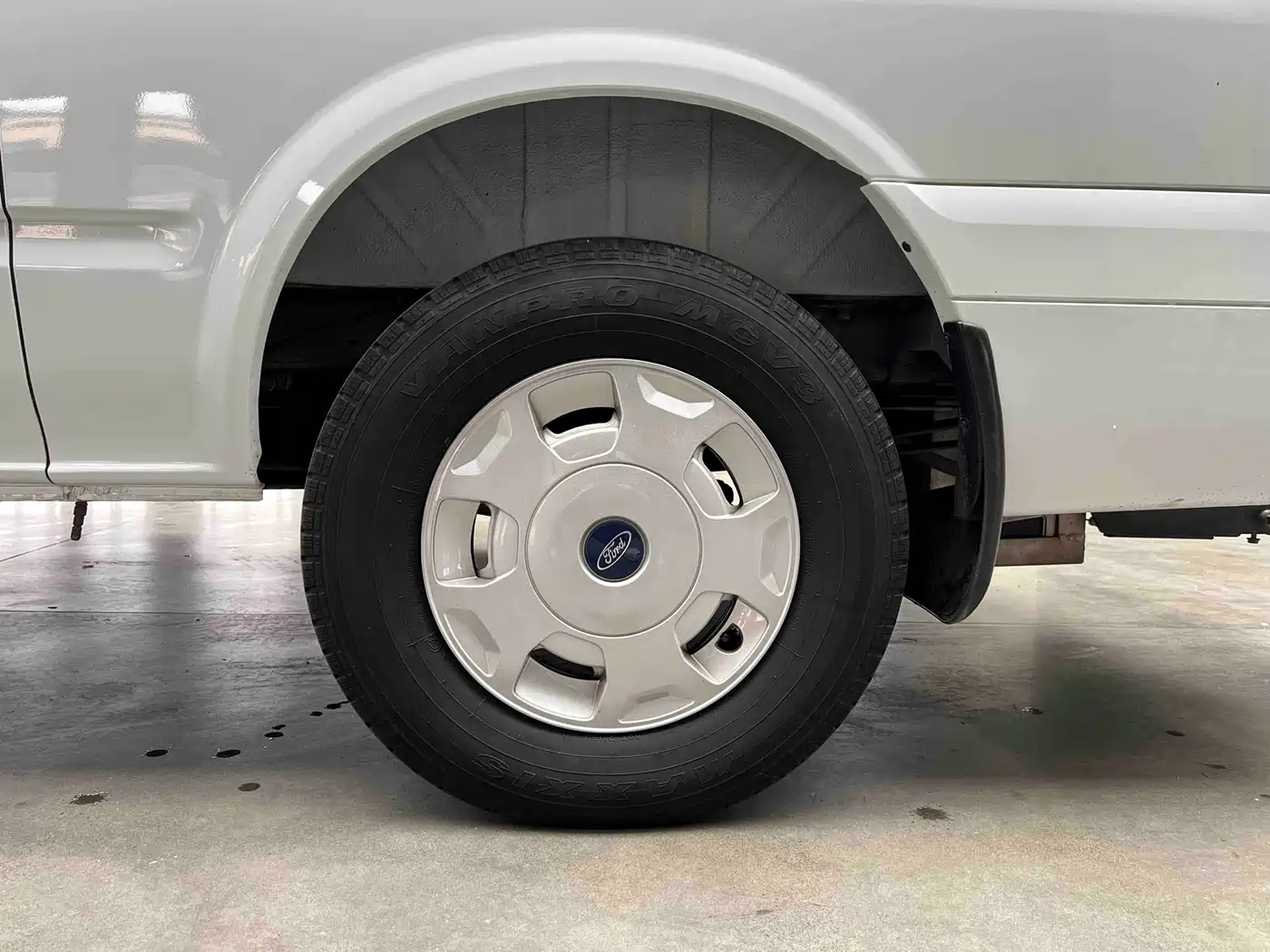 Ford New Generation Transit 2022 2.2T Manual Luxury Passenger Van Pro Medium Wheelbase 9-Seater Medium-High Roof фото 16