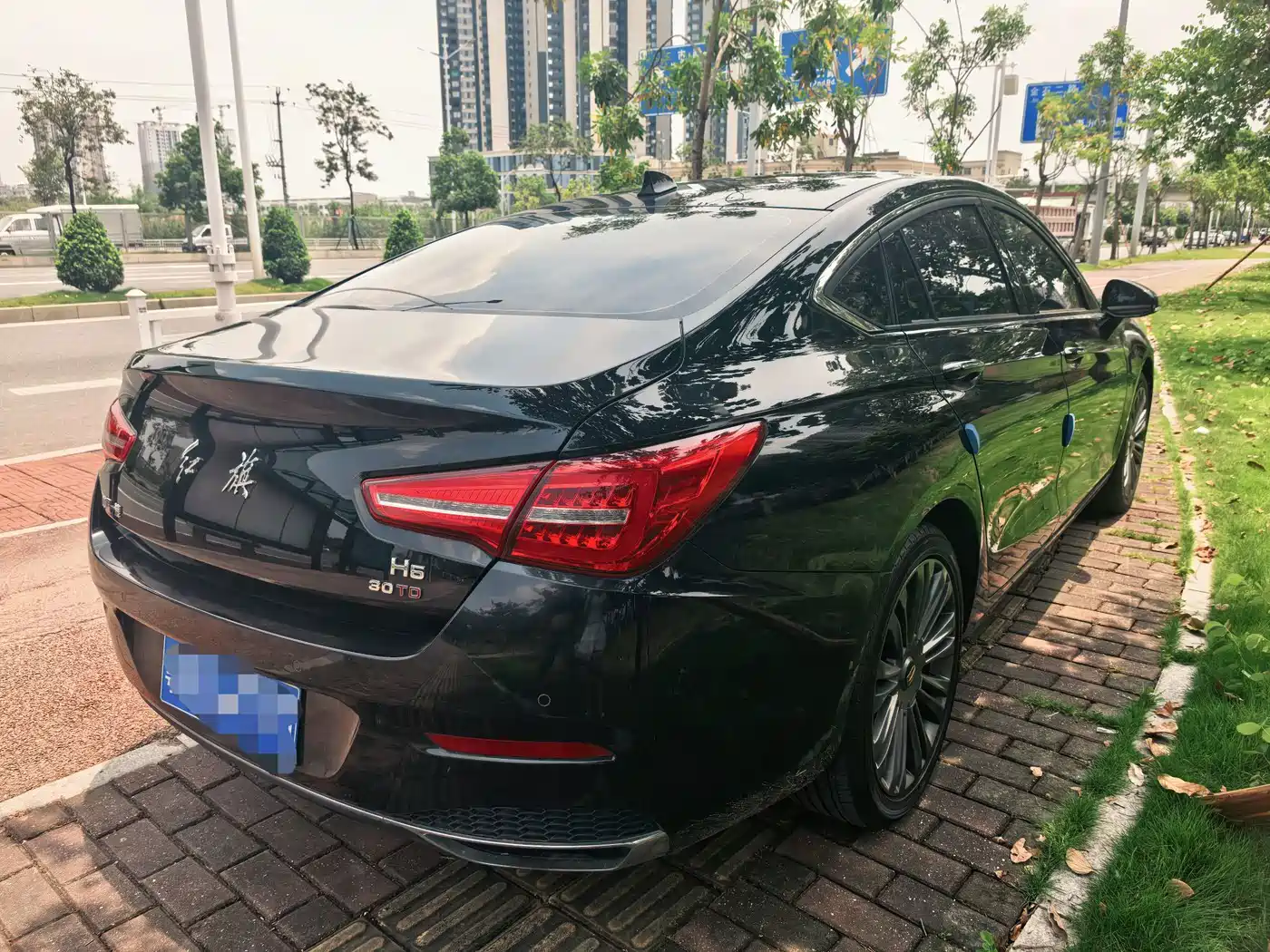 Photo 14 - Hongqi H5
