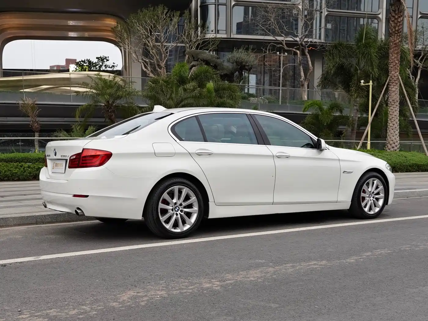 BMW 5 Series 2011 535Li Leading фото 13