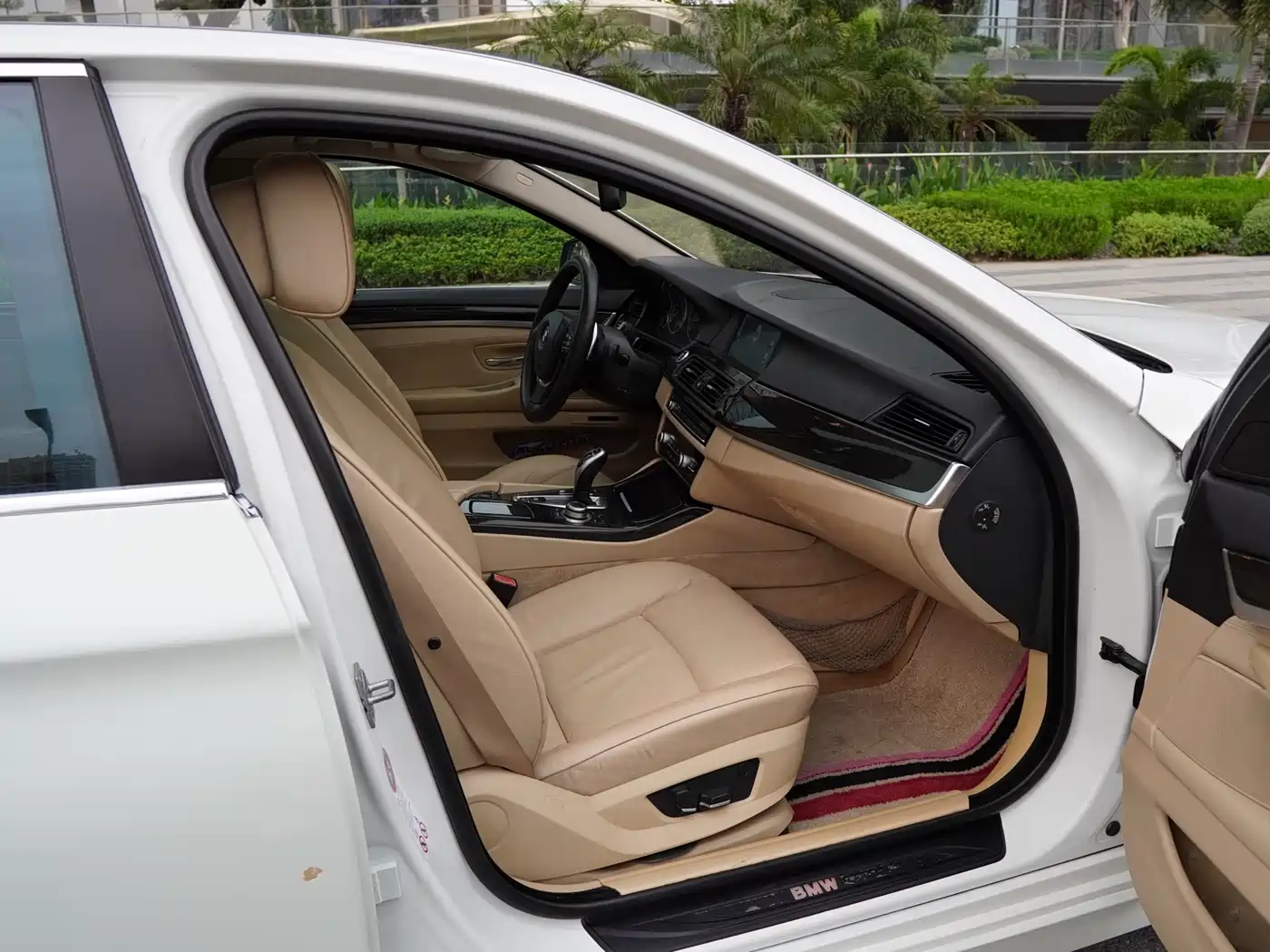 BMW 5 Series 2011 535Li Leading фото 14