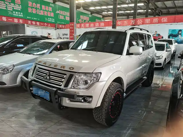 MITSUBISHI PAJERO