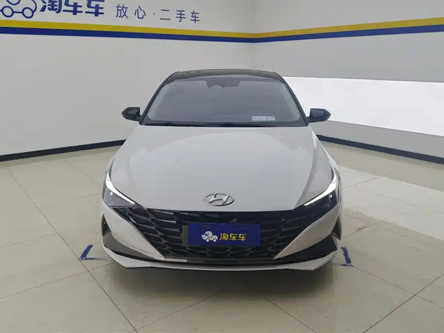 Hyundai Elantra 2021 1.5L CVT LUX Premium Edition фото 2