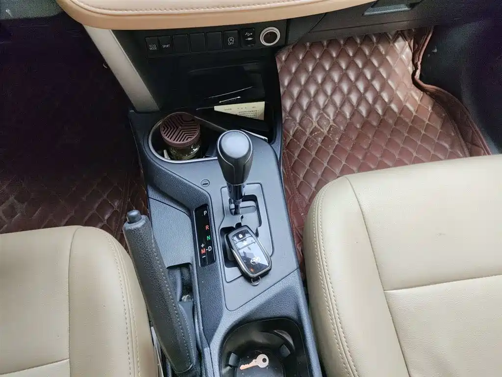Toyota RAV4 Rongfang 2016 2.0L CVT 2WD Trend (China V) фото 7