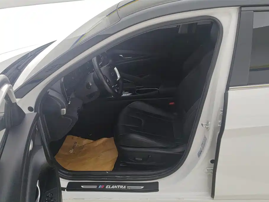 Hyundai Elantra 2021 1.5L CVT LUX Premium Edition фото 9