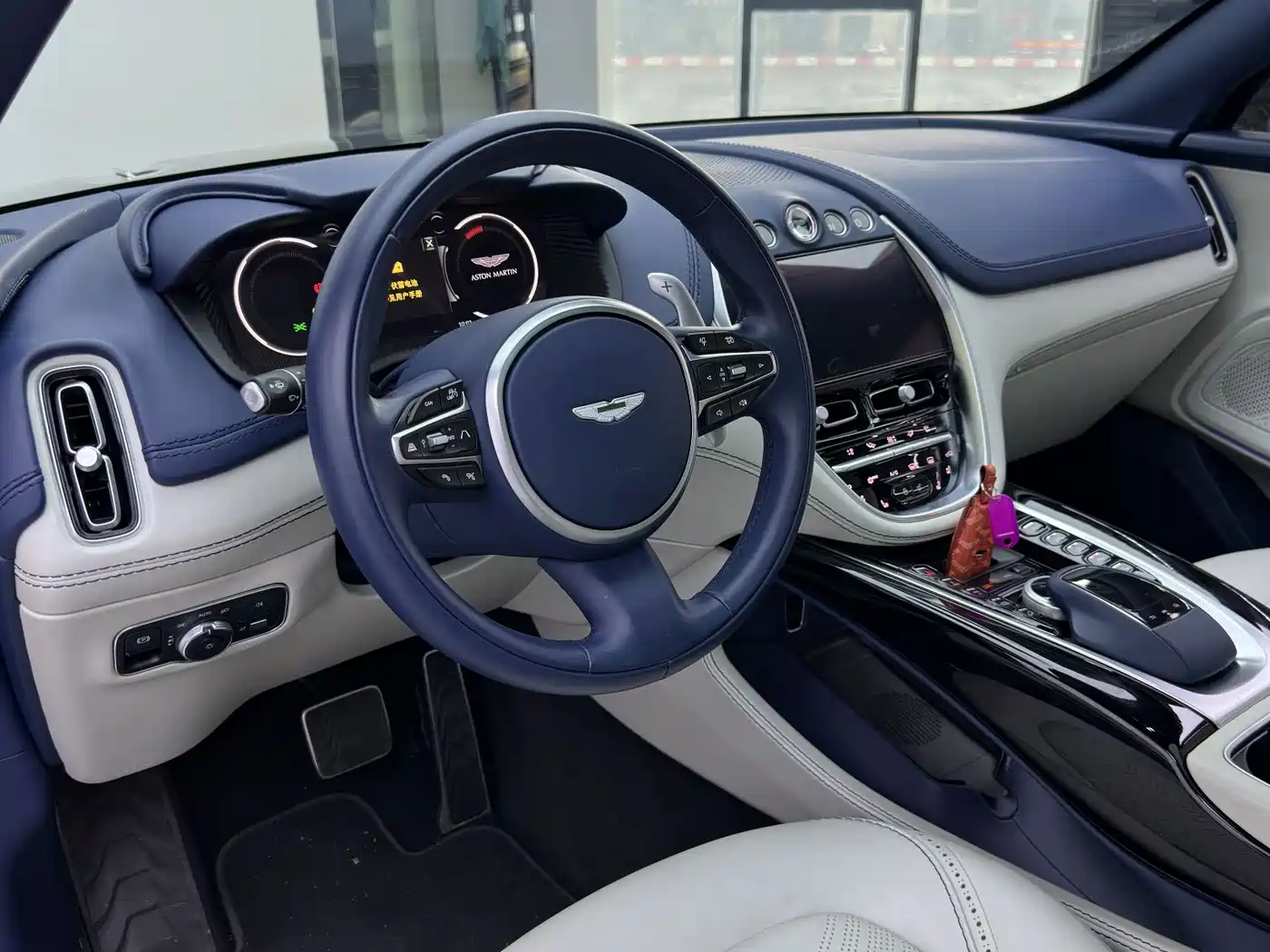 ASTON MARTIN DBX