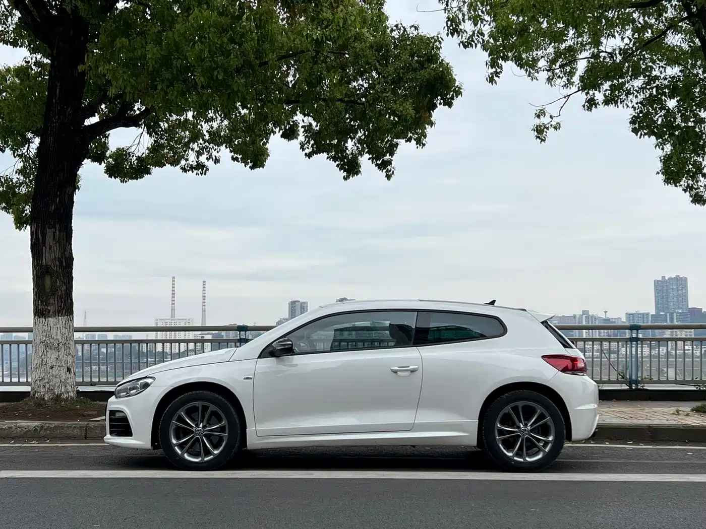 Volkswagen Scirocco 2011 2.0TSI Luxury фото 7
