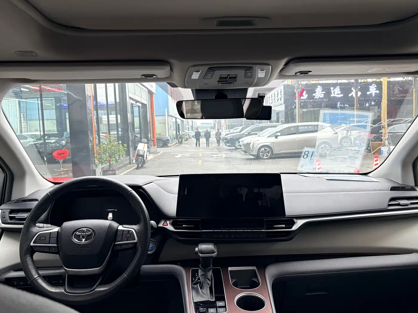 Toyota Granvia 2024 2.5L Hybrid Premium PLUS фото 9