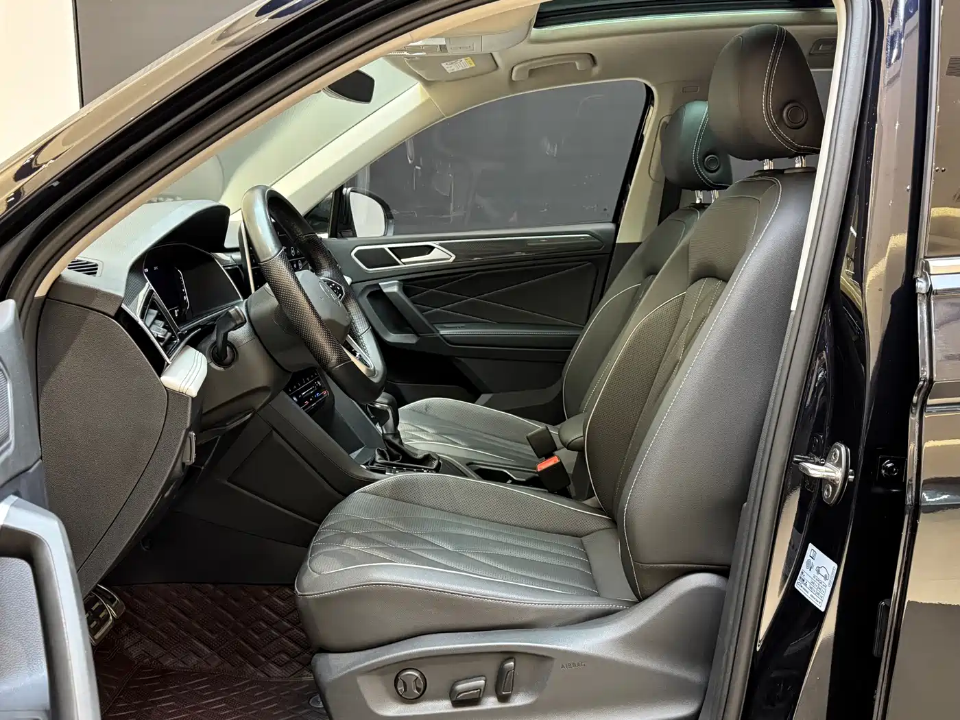 Volkswagen Tiguan L 2022 330TSI Auto 2WD R-Line Premium Edition фото 16
