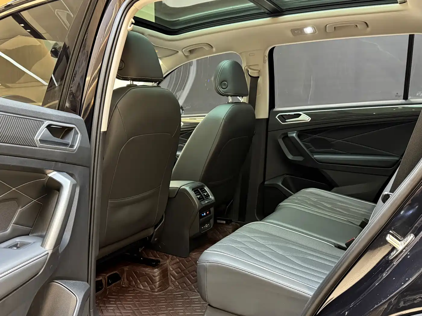 Volkswagen Tiguan L 2022 330TSI Auto 2WD R-Line Premium Edition фото 17