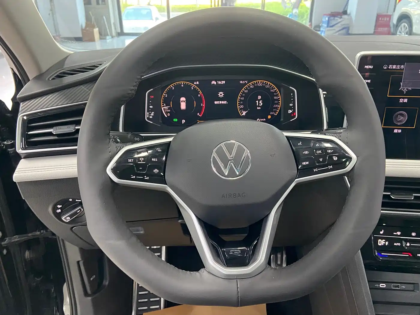 Volkswagen Tiguan L 2022 330TSI Auto 2WD R-Line Premium Edition фото 14