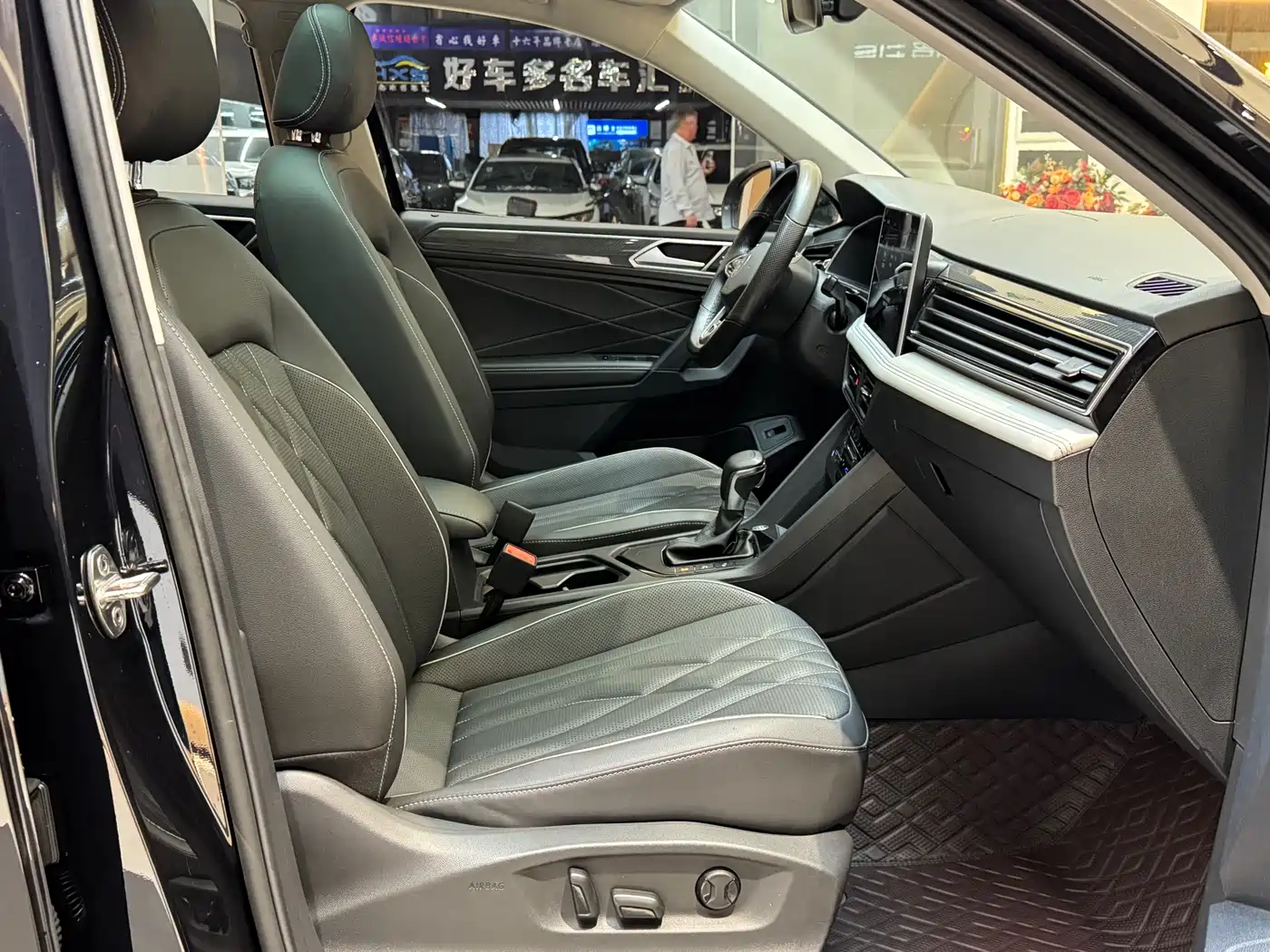 Volkswagen Tiguan L 2022 330TSI Auto 2WD R-Line Premium Edition фото 24