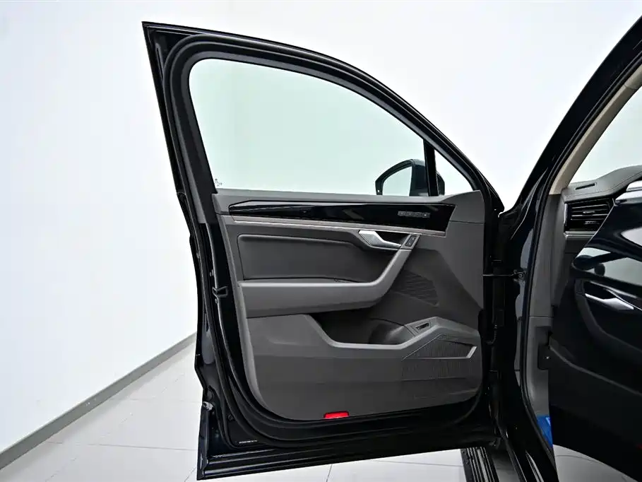 Volkswagen Touareg 2021 3.0TSI R-Line Classic Sport Package фото 19