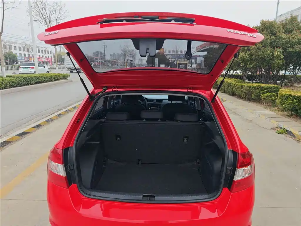Škoda Skoda Rapid Spaceback 2016 Facelift 1.6L Manual Forward Edition фото 22