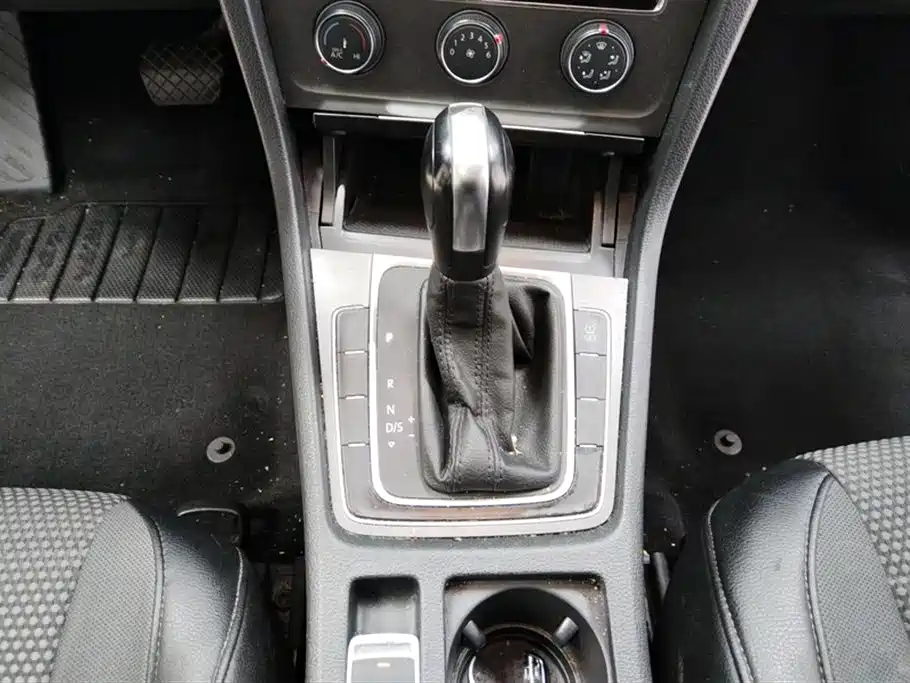 Volkswagen Golf 2014 1.6L Automatic Comfort фото 16