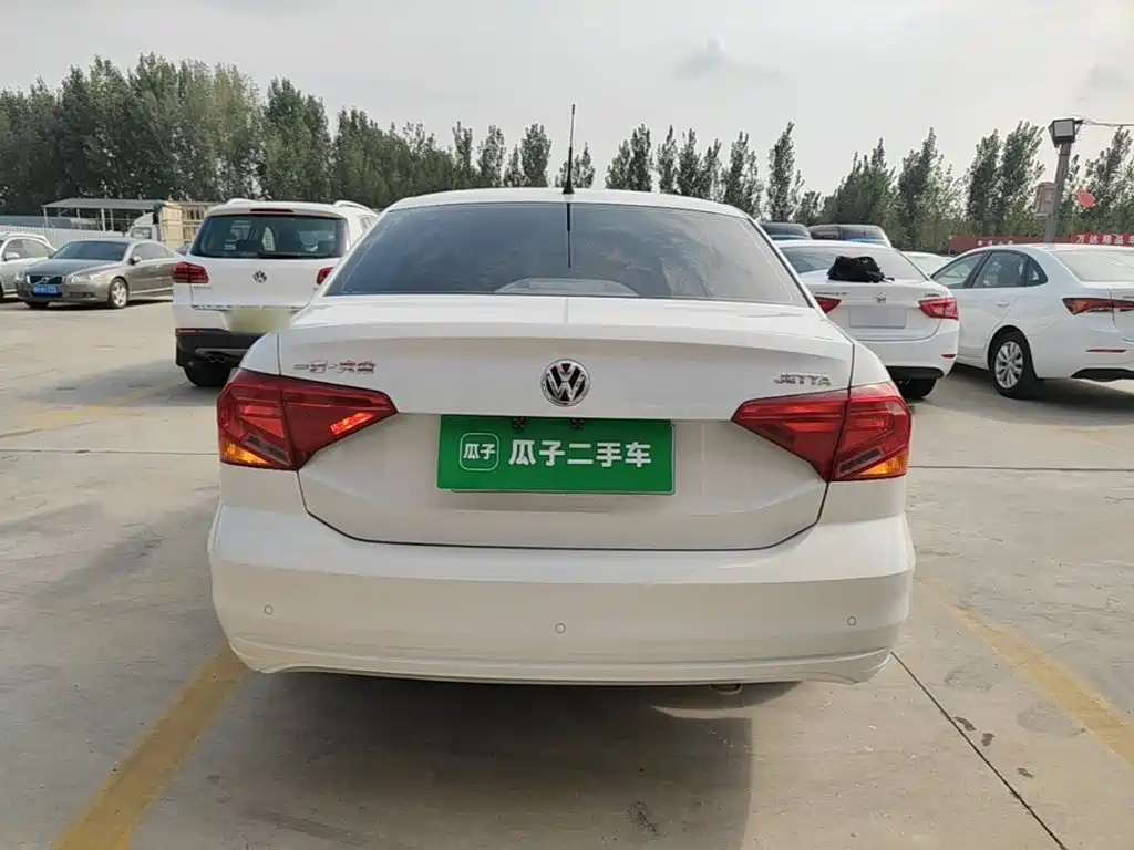 Photo 6 - Volkswagen Jetta