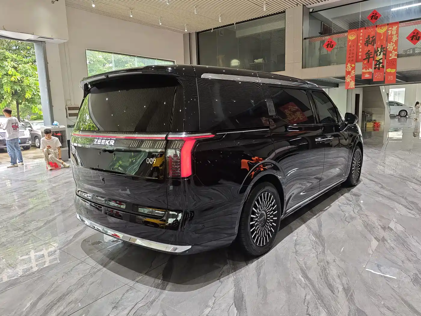 ZEEKR 009 2025 2024 6-seat Executive AWD 108kWh