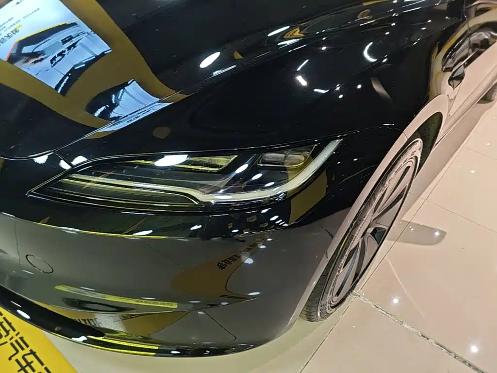 Фото 24 - Tesla Model 3