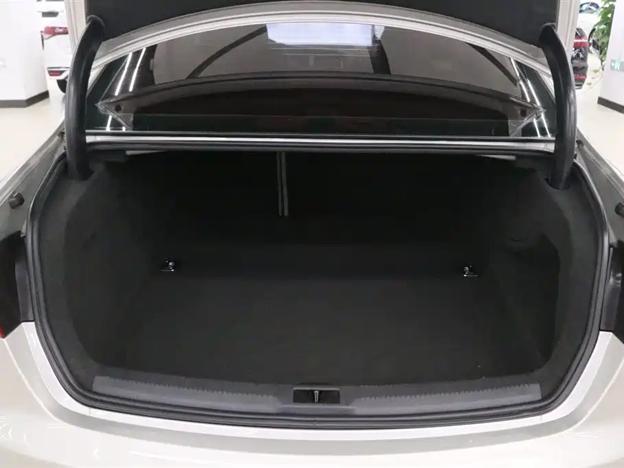 Фото 17 - Audi A4L
