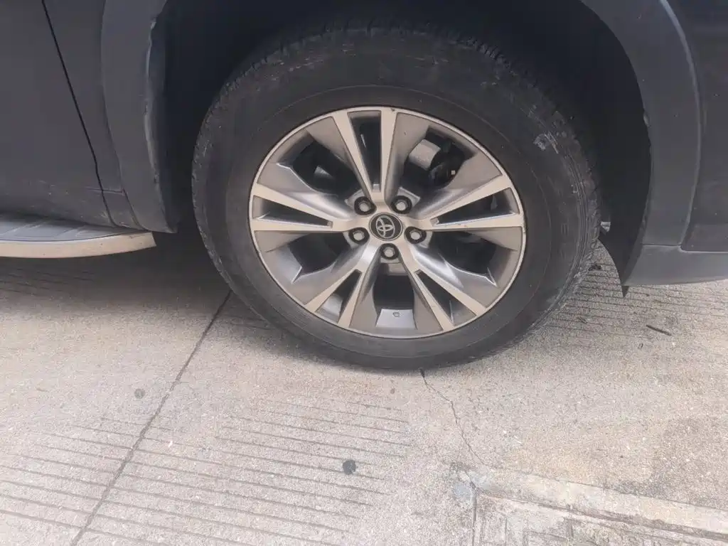 Фото 24 - Toyota Highlander