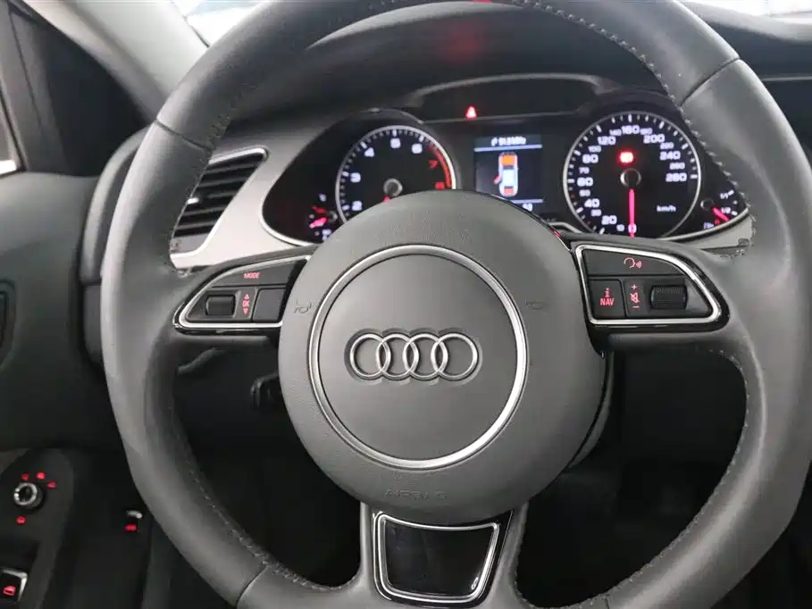 Фото 6 - Audi A4L