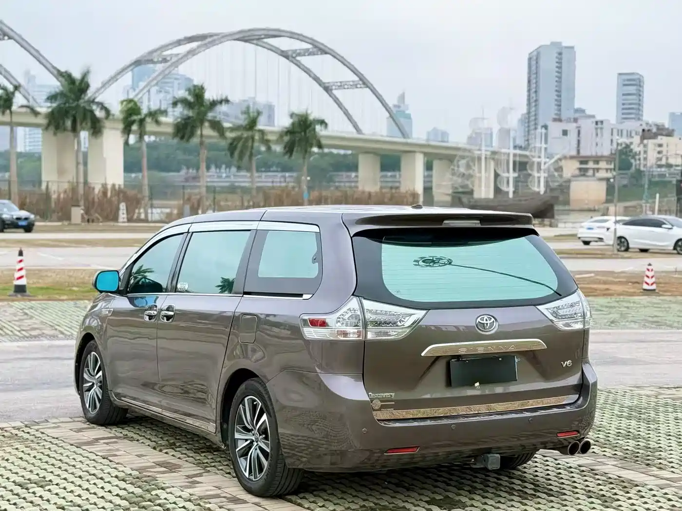 Toyota Sienna 2011 3.5L 2WD Automatic фото 4