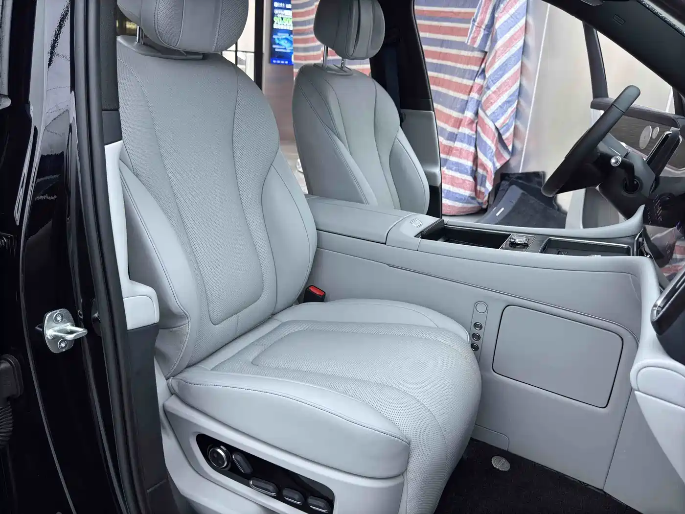  AITO Wenjie AITO M9 2024 Range Extender Max Edition 42kWh 6-seater 17
