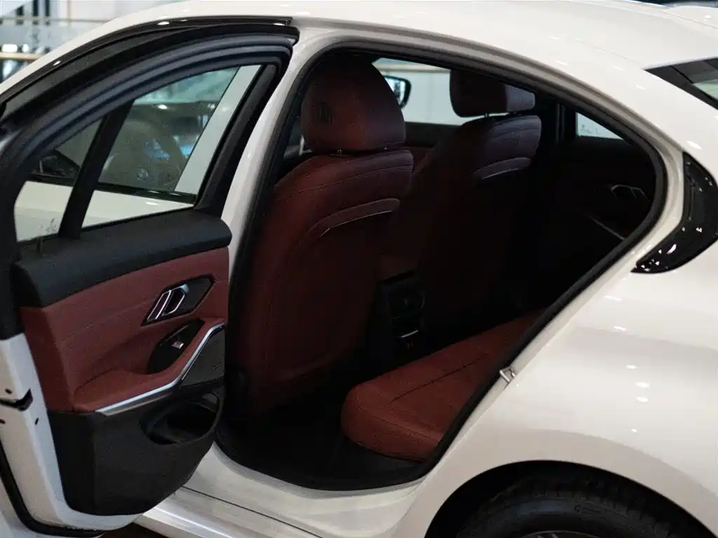 BMW 3 Series 2025 330i M Sport Night Edition фото 16