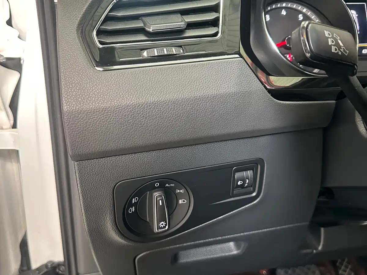 Volkswagen Tiguan L 2019 330TSI Automatic 2WD Smart Luxury Edition China VI фото 22