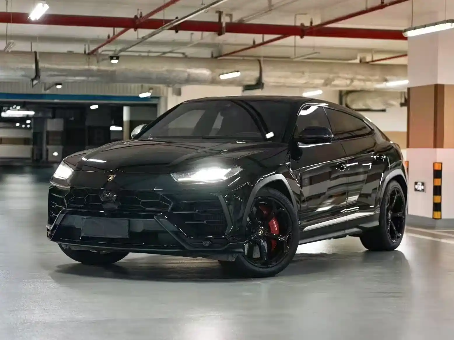 Фото 1 - Lamborghini Urus