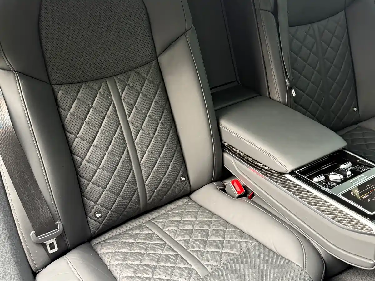 Photo 24 - Audi S8