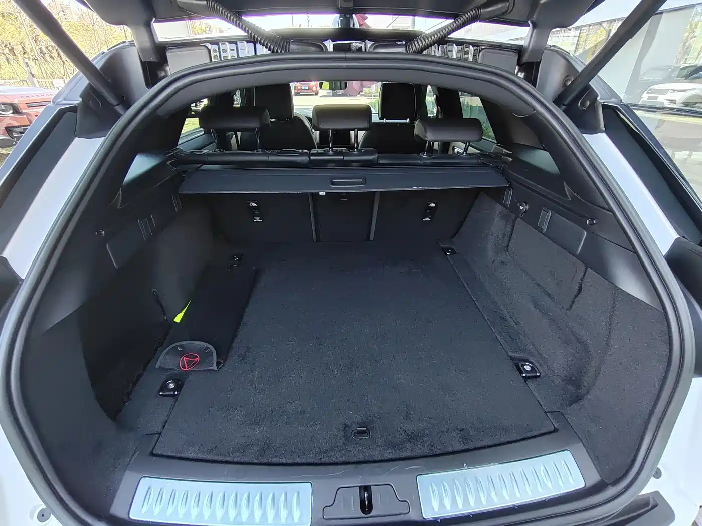 Land Rover Range Rover Velar 2024 Dynamic HSE фото 9